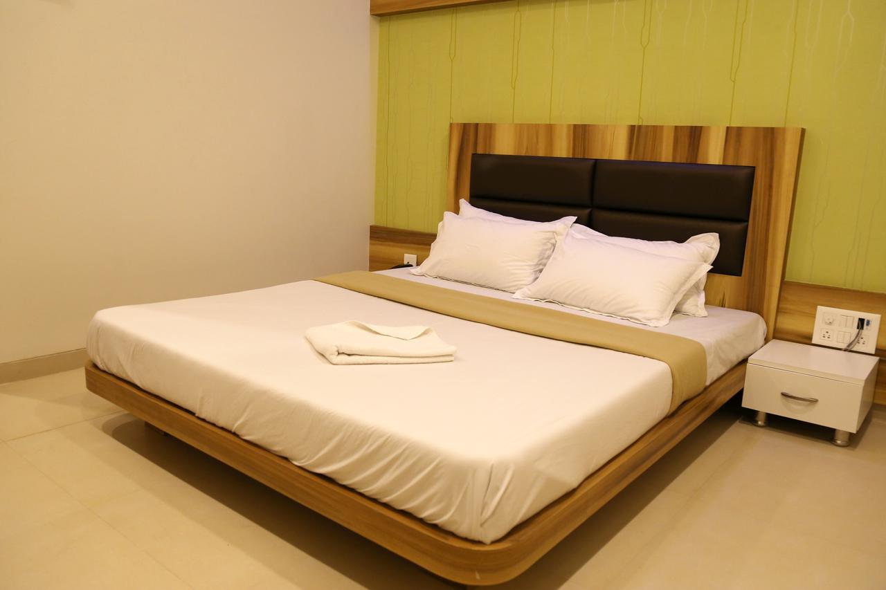 Hotel Vrinda Latur Bagian luar foto