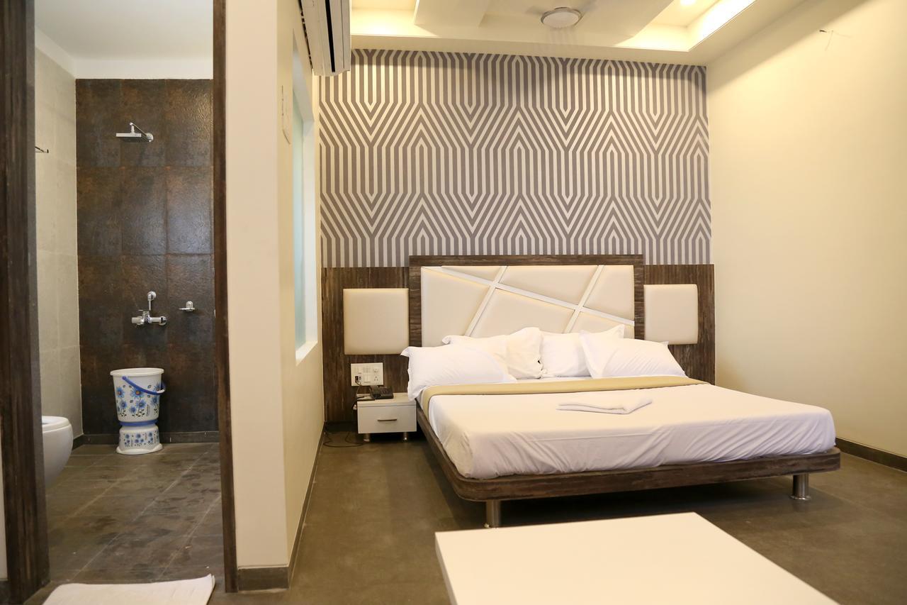Hotel Vrinda Latur Bagian luar foto