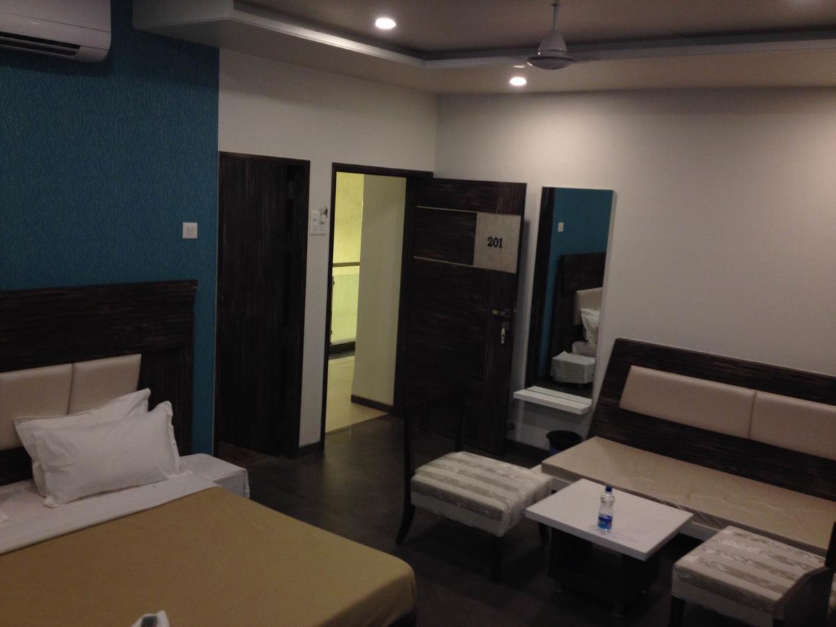 Hotel Vrinda Latur Bagian luar foto