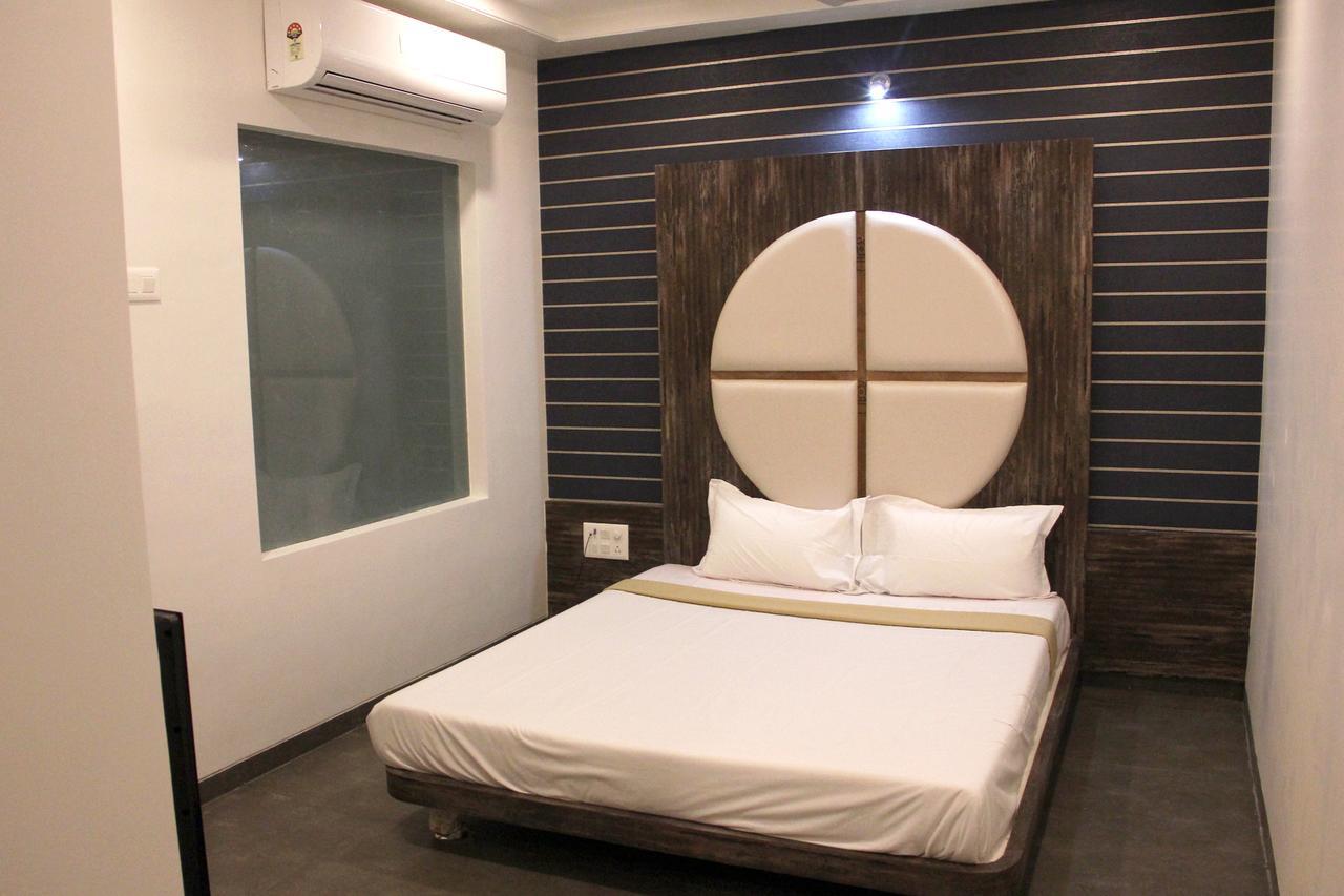 Hotel Vrinda Latur Bagian luar foto