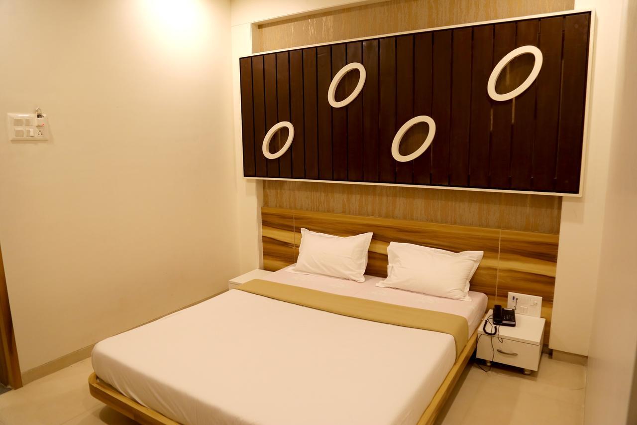 Hotel Vrinda Latur Bagian luar foto